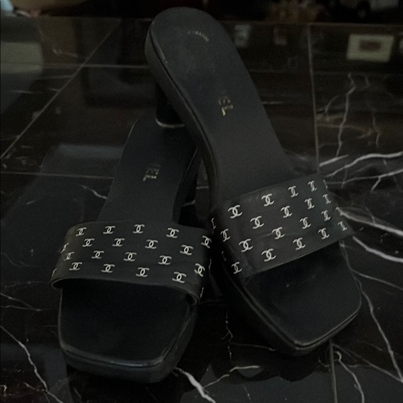 ❤️VINTAGE❤️ RARE Chanel size 40 (9) black logo sandals - Picture 1 of 8